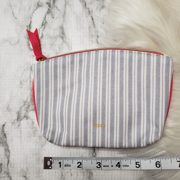 💕 IPSY January 2019 Glam Bag White and blue Stripes - Picture 2 of 8